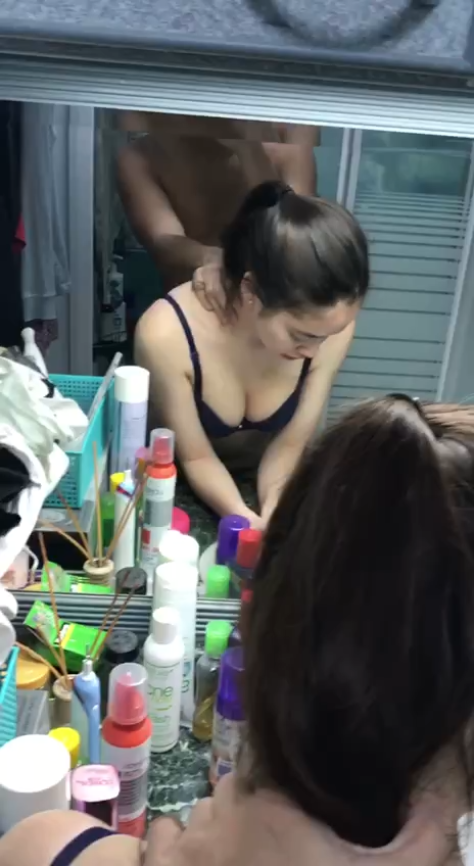 Doggy em ny trong phòng tắm