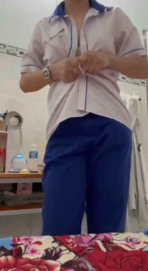 Em nũ sinh móc bím